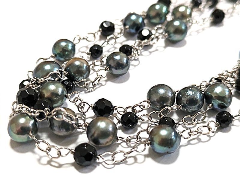 Blue Snubbull Akoya pearl and onyx long necklace measuring 120 cm with 6 mm pearls