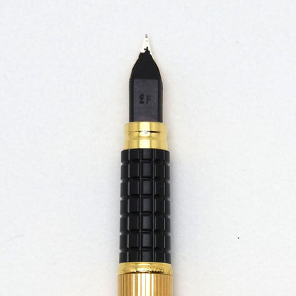 Waterman black and gold fountain pen with K18 nib, 14.2 cm length, 1.0 cm diameter