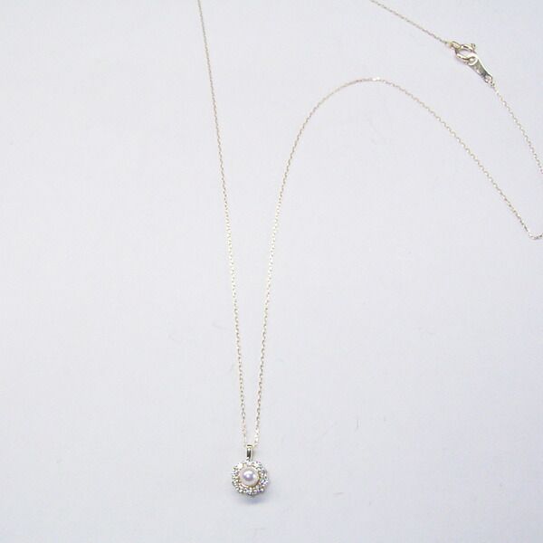 18K gold necklace with 3mm baby Akoya pearl and 10 small diamonds on a delicate chain model tc-0129