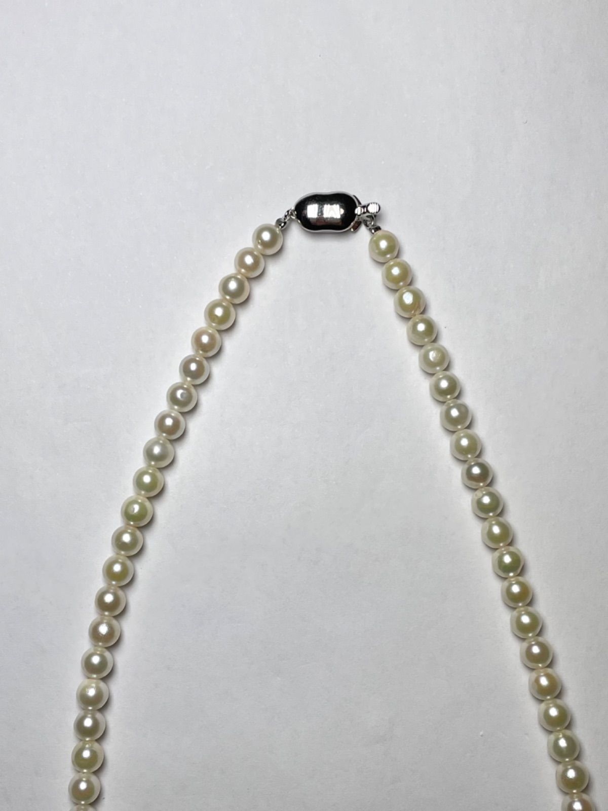 Akoya pearl necklace featuring 5.5-6.0mm pearls with a 42cm length on a white background
