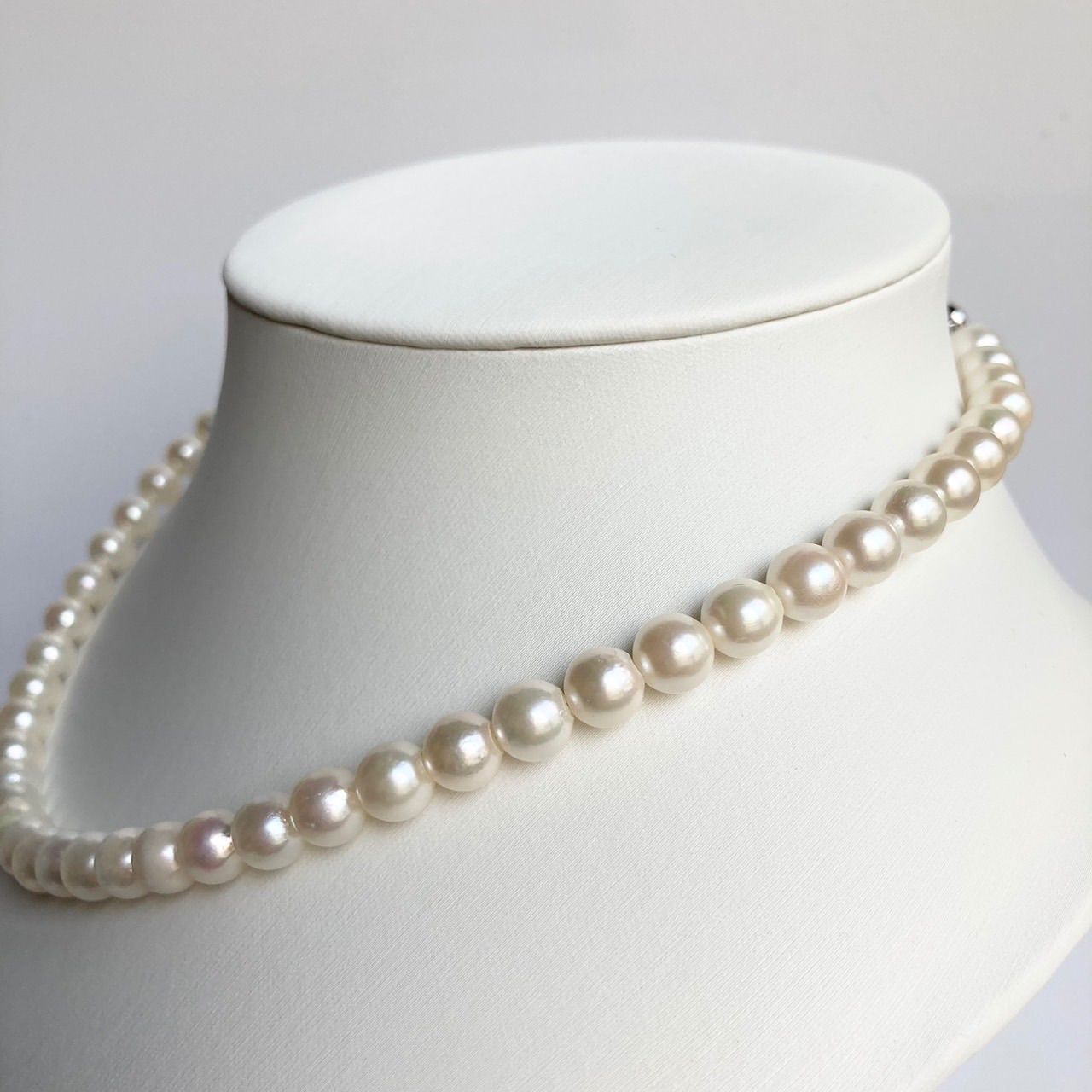 Akoya pearl necklace 43cm featuring 7.0-7.5mm round white pearls with silver clasp