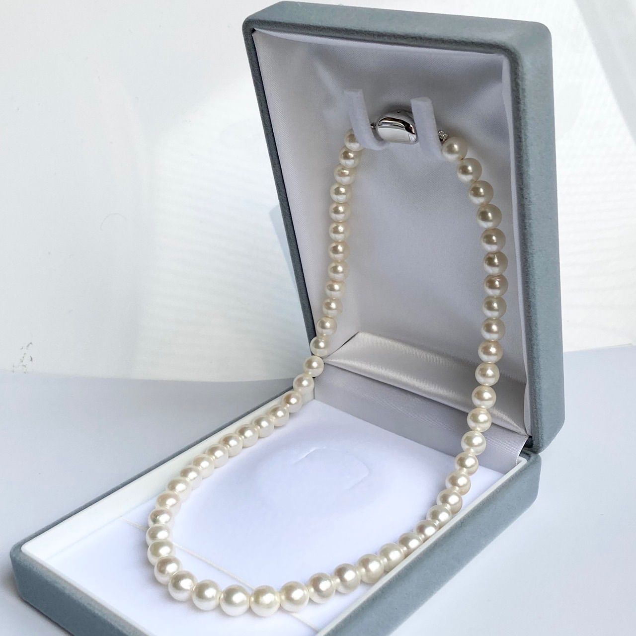Akoya pearl necklace 43cm featuring 7.0-7.5mm round white pearls with silver clasp