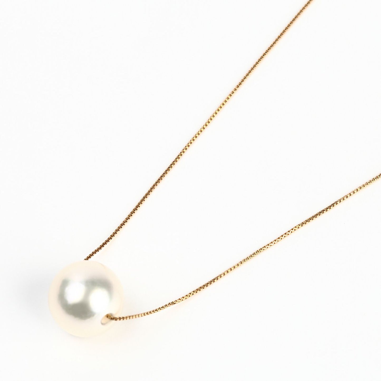 Akoya single pearl pendant necklace with 8.5mm pearl on 40cm yellow gold chain