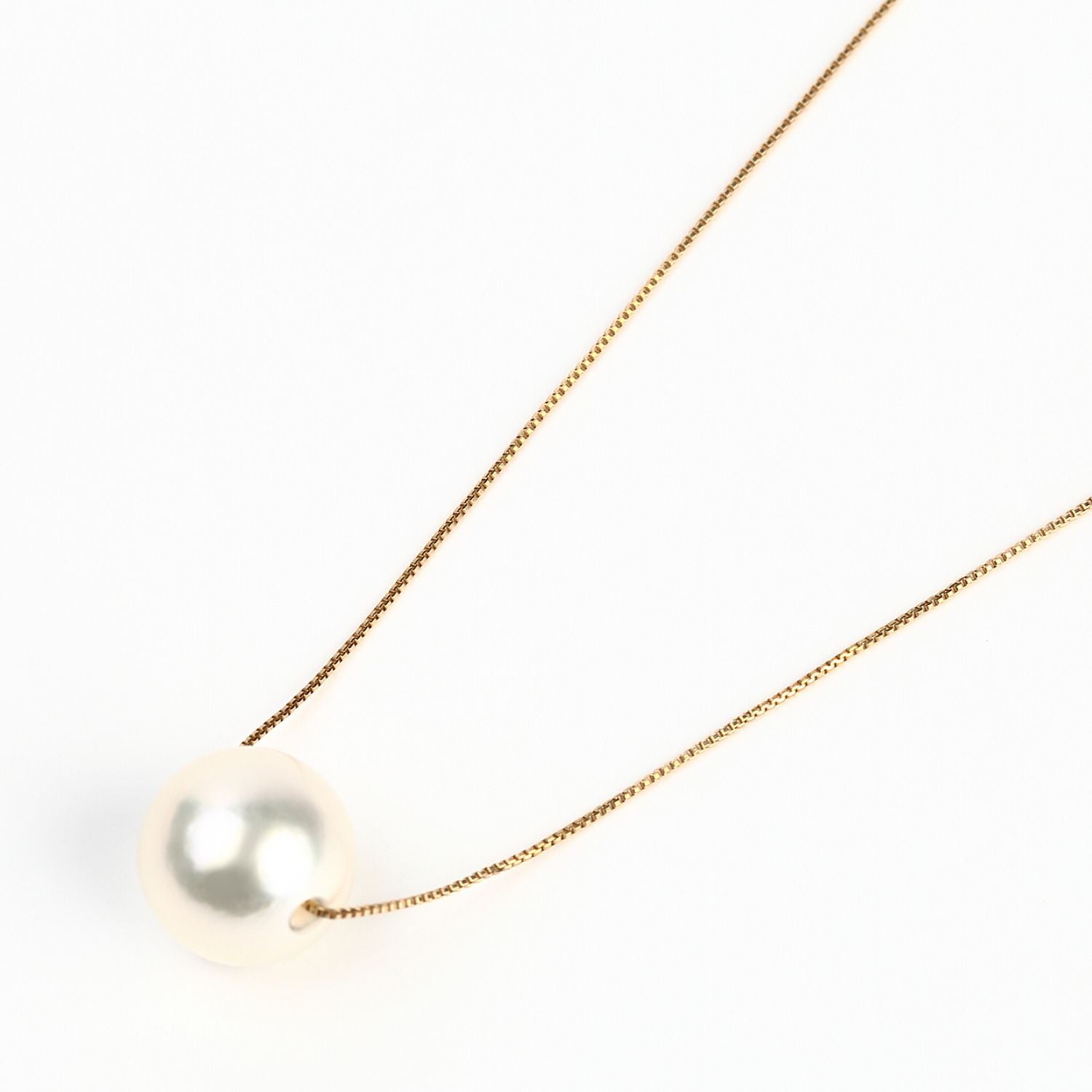 Akoya single pearl pendant necklace with 8.5mm pearl on 40cm yellow gold chain