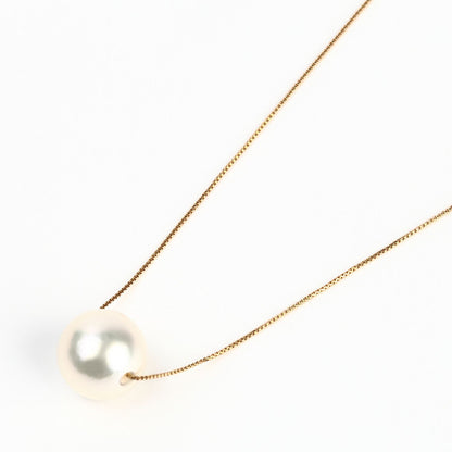 Akoya single pearl pendant necklace with 8.5mm pearl on 40cm yellow gold chain