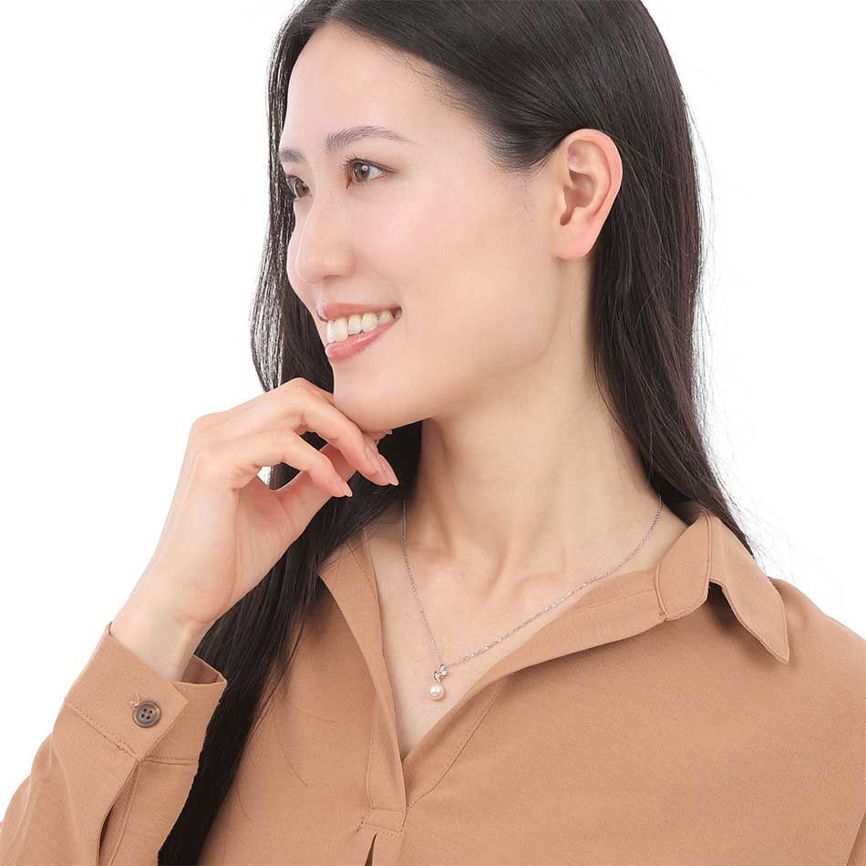 Pearl pendant necklace with 7.5mm Akoya pearl and small diamond on 45cm silver chain