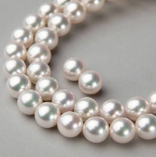 Akoya pearl necklace featuring 7.5 to 8mm round pearls with thick wrap and certification