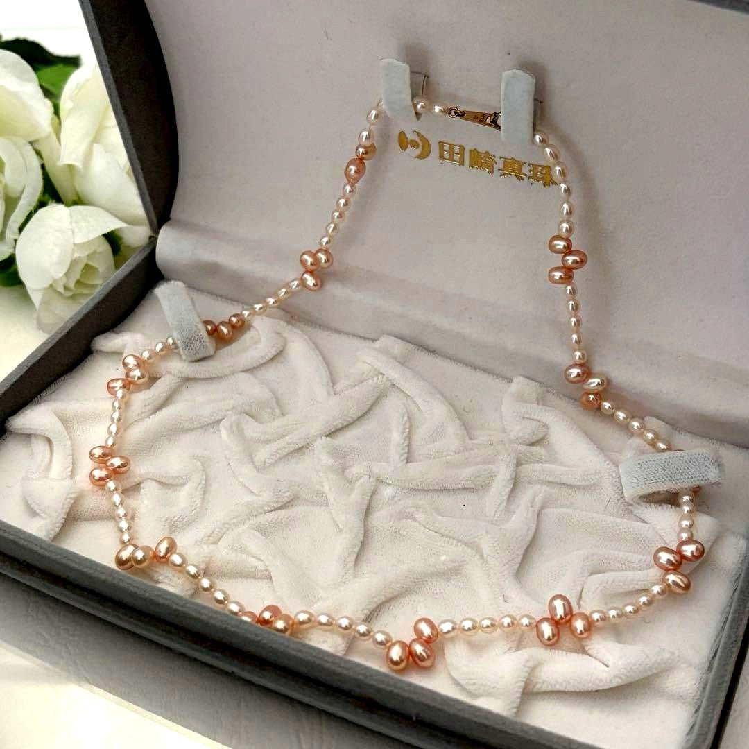 Close-up of 393 Tasaki K18 gold necklace with pearls measuring 47.5 cm length