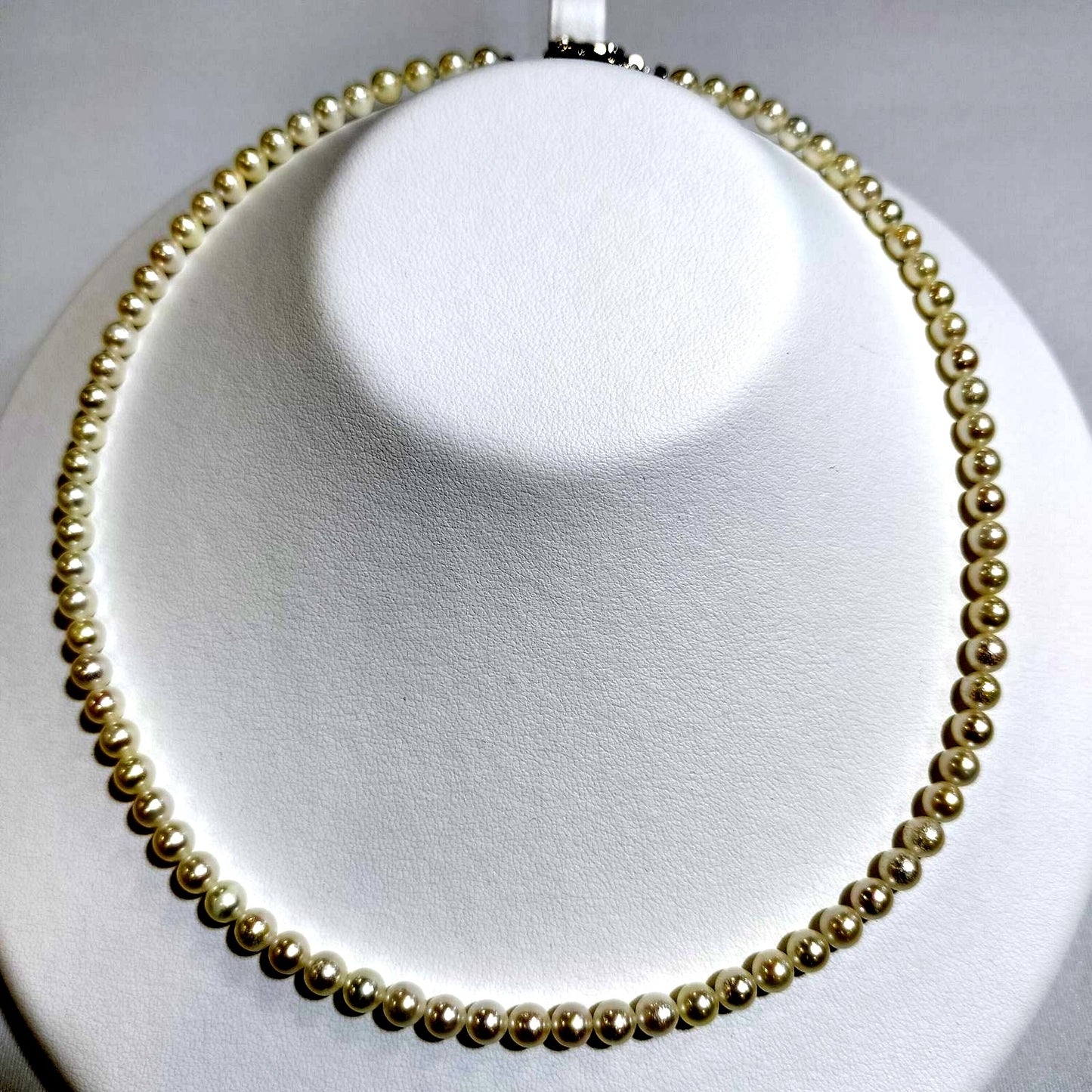 Akoya pearl necklace with 5-5.5 mm white pearls, 55 cm length, displayed on a white background