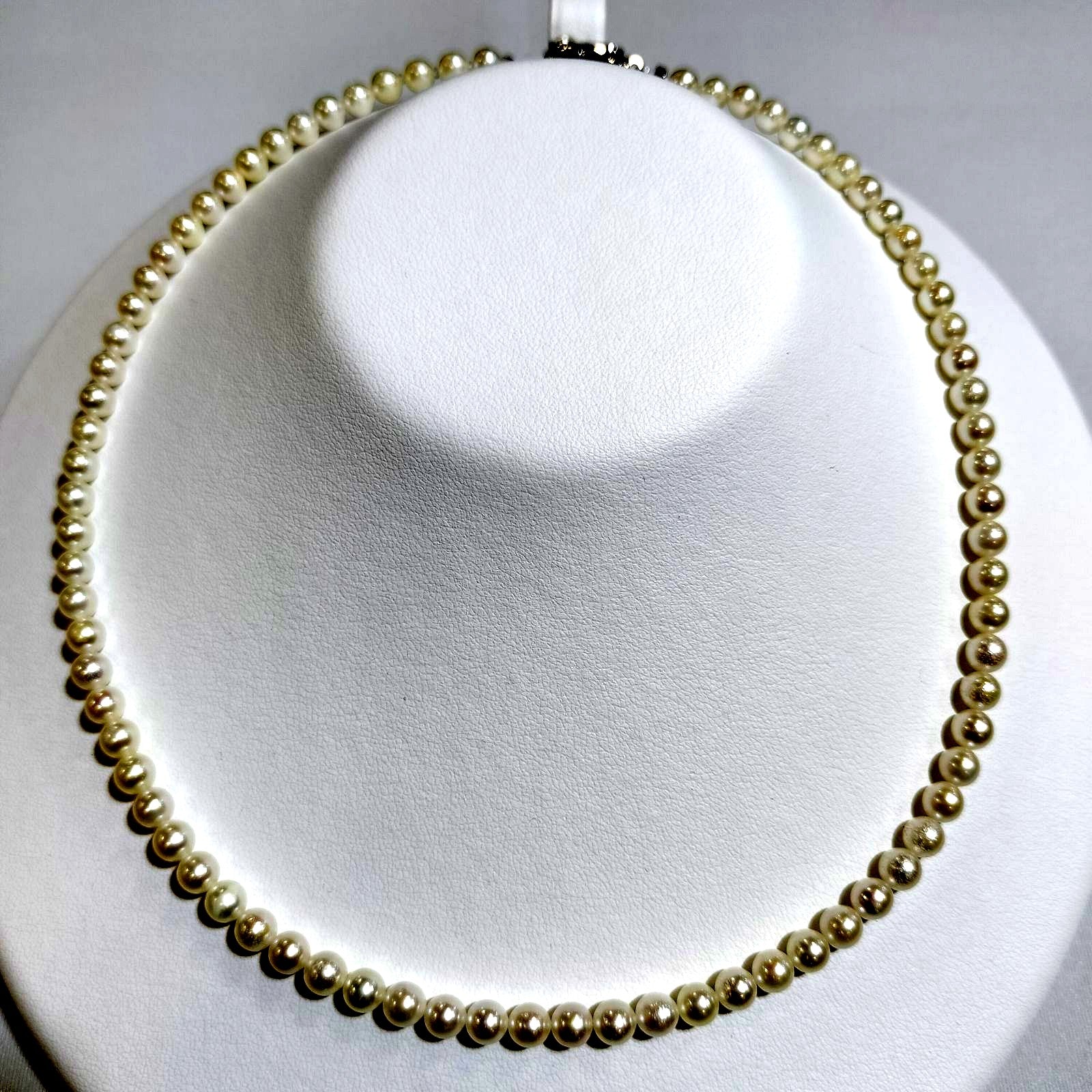 Akoya pearl necklace with 5-5.5 mm white pearls, 55 cm length, displayed on a white background