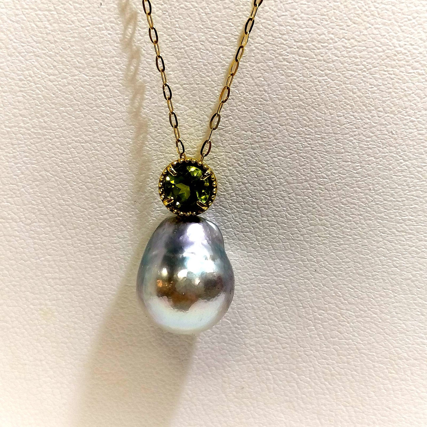 K18YG necklace with 10mm Akoya baroque pearl and peridot on a 45cm chain
