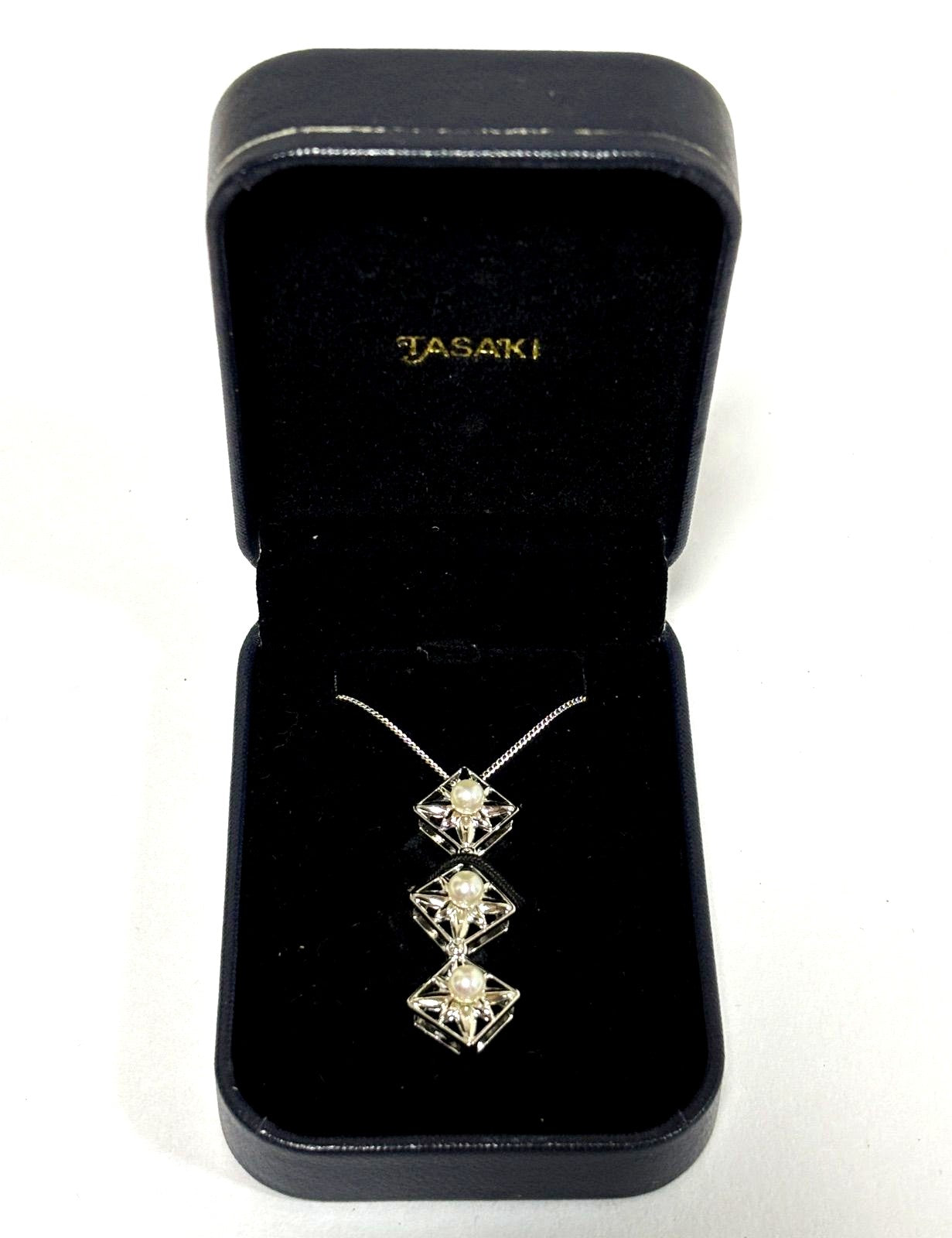 Tasaki silver 925 necklace with a single freshwater pearl pendant and adjustable chain