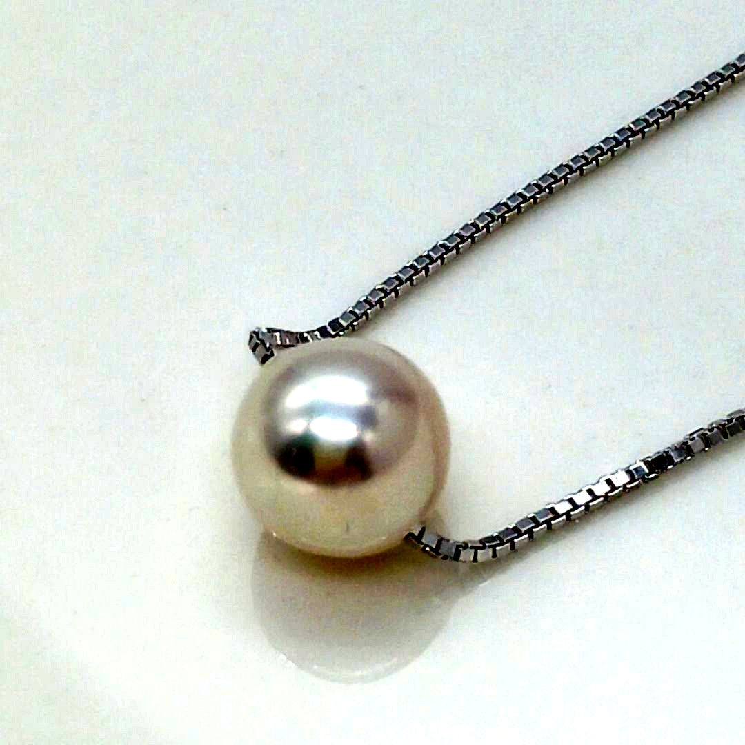 Light pink 8.2mm Akoya pearl single-bead necklace on thin silver chain 0.8mm wide
