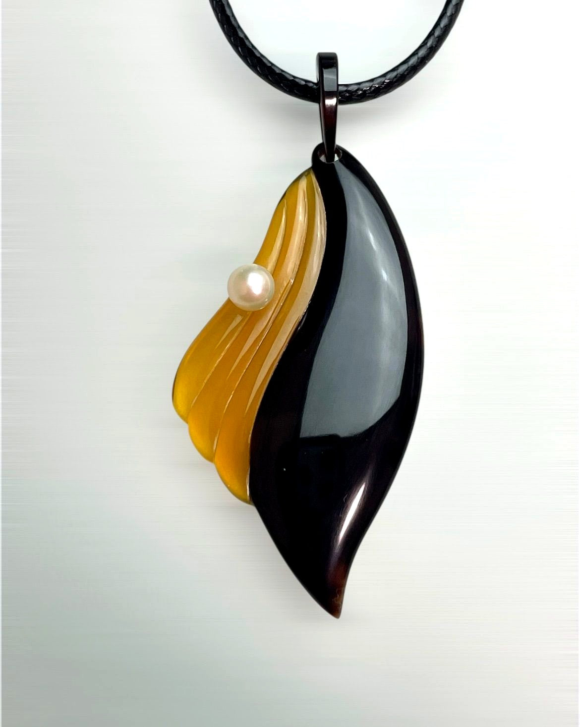 Japanese traditional turtle shell pendant necklace with Akoya pearl on a 42cm+5cm chain