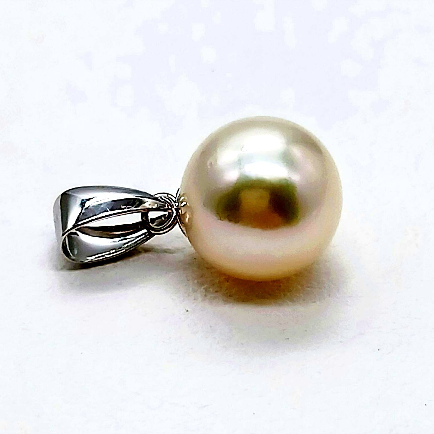 Yamato Akoya pearl pendant with natural white 8.5mm pearl on surgical stainless steel chain