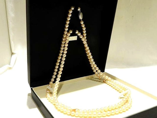 Long genuine pearl necklace with 7 to 7.5 mm white pearls measuring 123 cm