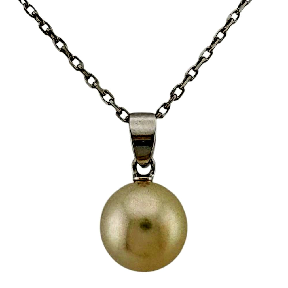 Mikimoto ladies necklace with 18 karat white gold and a single pearl, weighing 3 grams