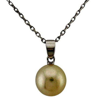 Mikimoto ladies necklace with 18 karat white gold and a single pearl, weighing 3 grams