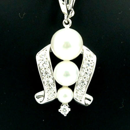 Mikimoto K18 gold pendant top with pearl and diamond detailing measuring 21.5mm by 13.7mm