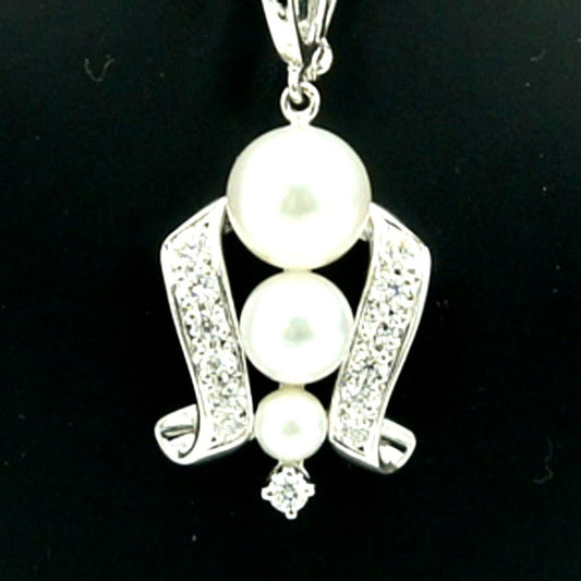 Mikimoto K18 gold pendant top with pearl and diamond detailing measuring 21.5mm by 13.7mm
