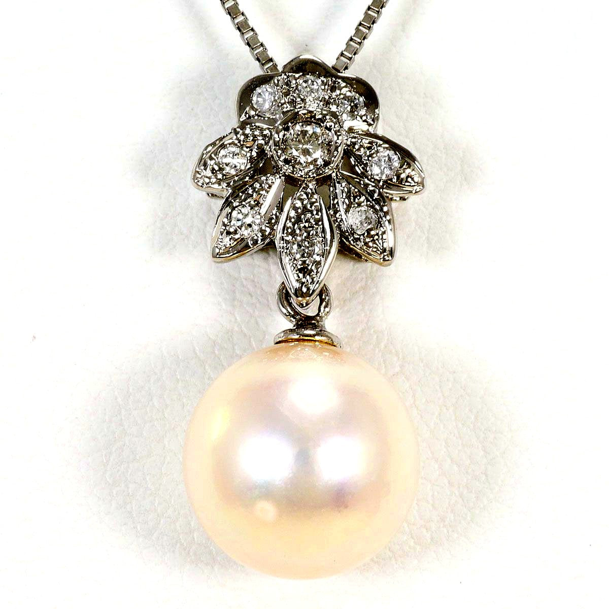 K18 white gold necklace with Akoya pearl and 0.12 ct diamond pendant on 45cm chain