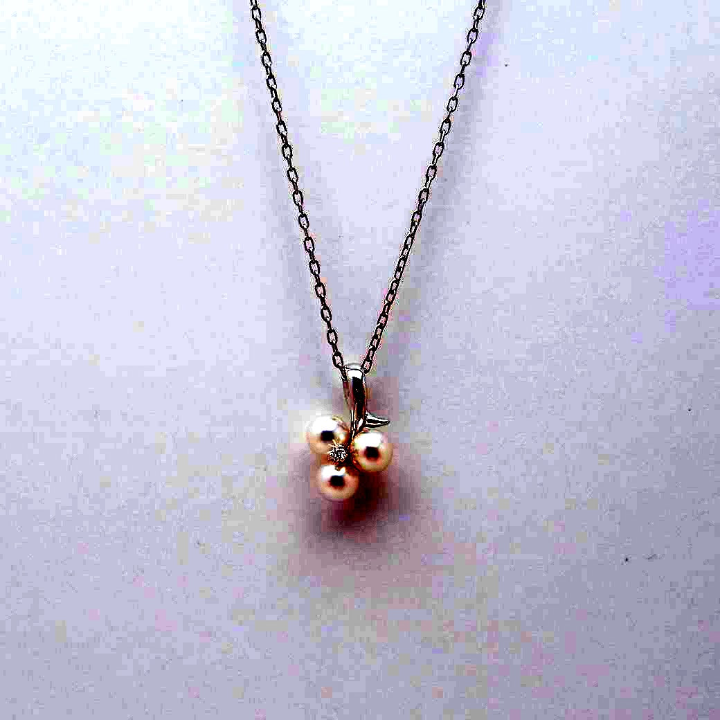 Mikimoto Akoya pearl diamond pendant necklace in white gold with 5.1mm pearls on 40cm chain with inner box