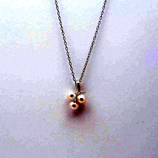 Mikimoto Akoya pearl diamond pendant necklace in white gold with 5.1mm pearls on 40cm chain with inner box