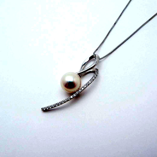 Oyster Pearl Diamond Pendant Necklace in white gold with 8.9mm pearl and 0.13ct diamond on 45cm chain
