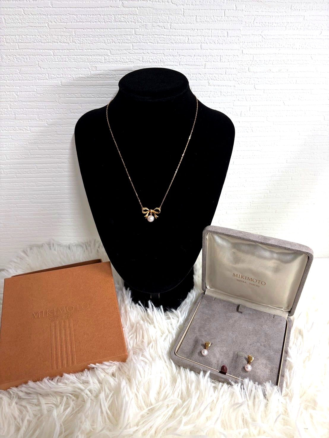 MIKIMOTO K18 yellow gold ribbon necklace featuring a single pearl decoration