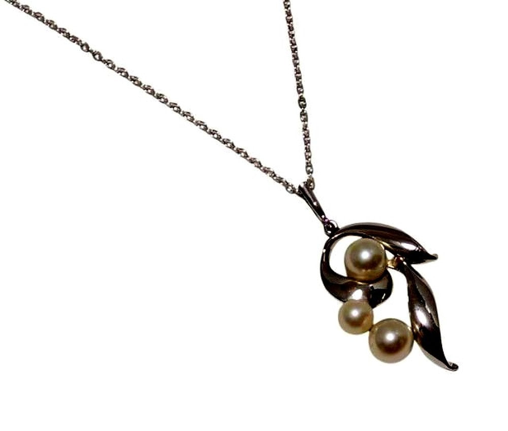 Mikimoto silver pearl pendant necklace with three pearls on a 40.5 cm silver chain