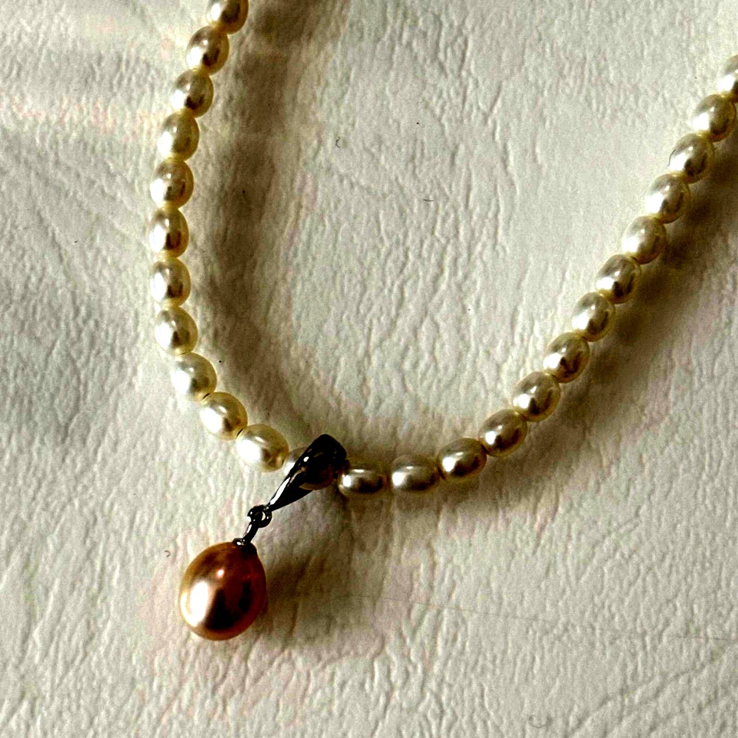 389 Mikimoto Perlite necklace with silver chain and white pearl pendant, 42 cm length