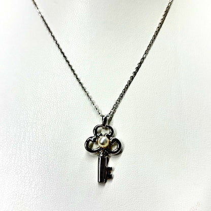 MIKIMOTO silver necklace with key-shaped pendant featuring a central pearl on a 40 cm chain