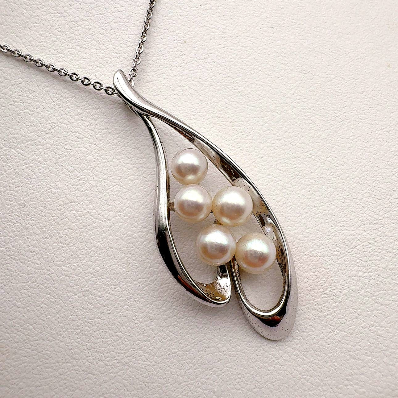 Mikimoto Necklace featuring a 5mm pearl on a 40cm chain with 4.5cm height and 1.6cm width pendant