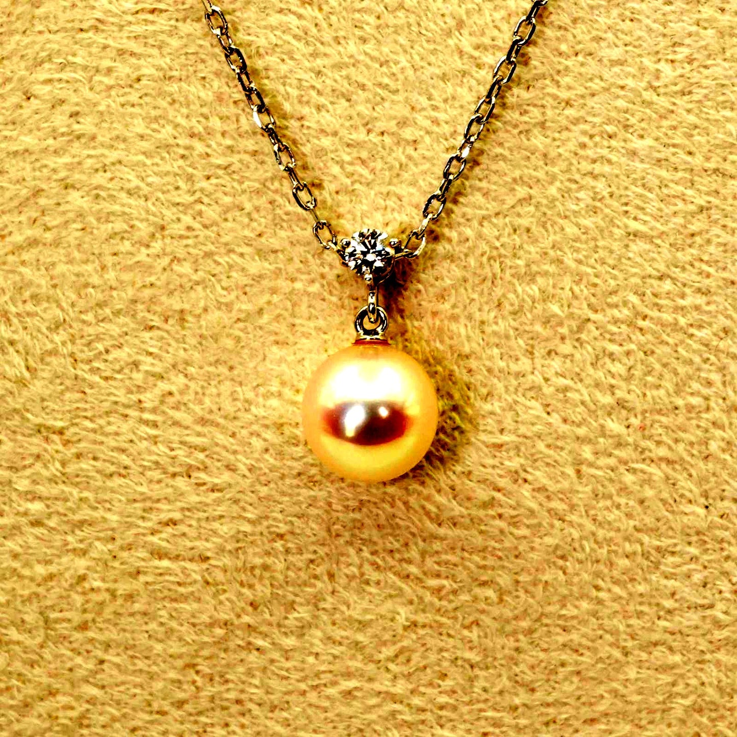 Mikimoto K18WG white gold pendant necklace with pearl and solitaire diamond on a chain