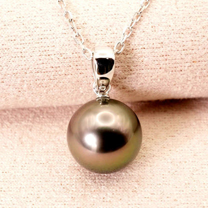 Mikimoto K18WG black cultured pearl necklace model 25-512S on white background
