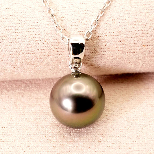 Mikimoto K18WG black cultured pearl necklace model 25-512S on white background