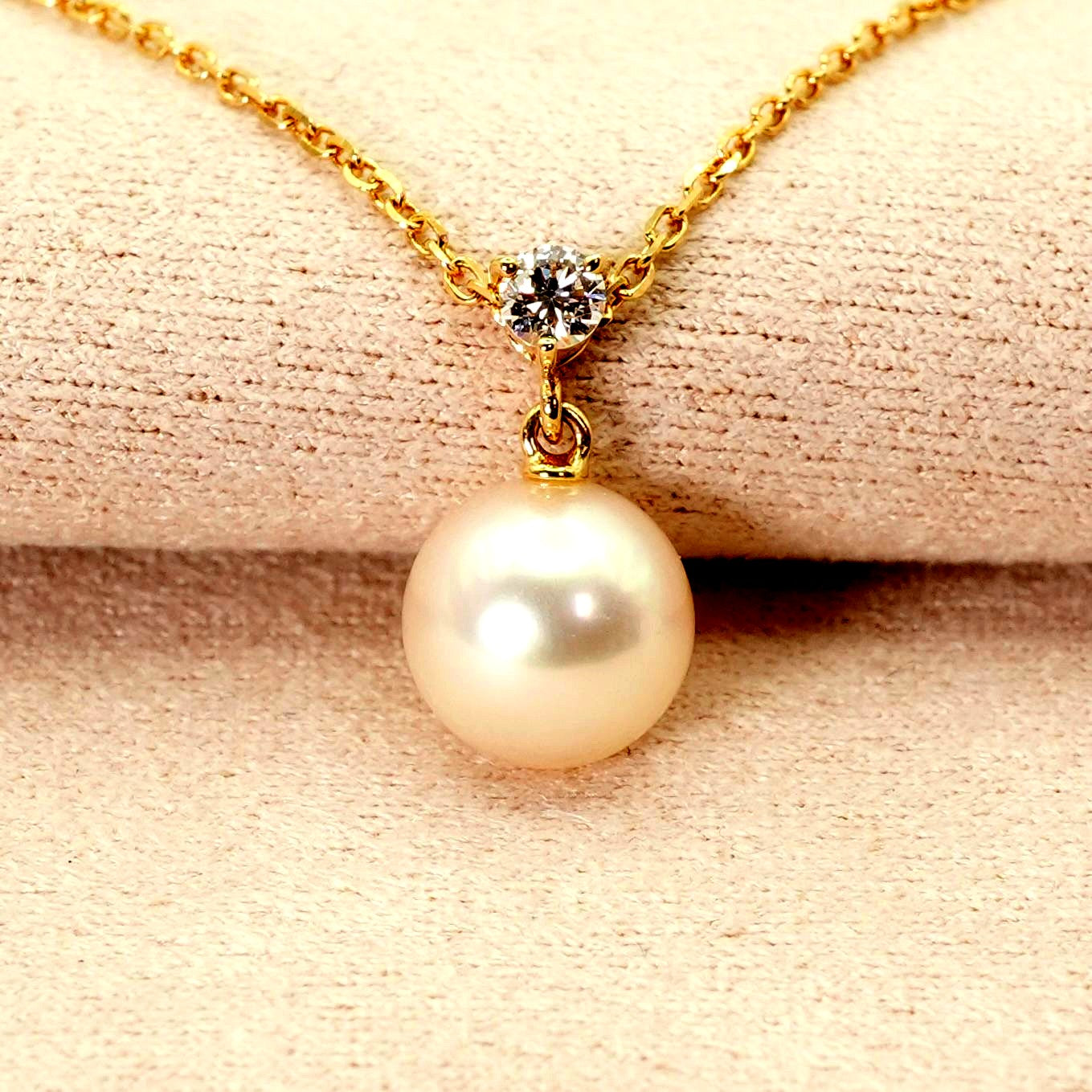 Mikimoto K18 necklace featuring an 8.3mm Akoya pearl and diamond accents, model 25-1023S