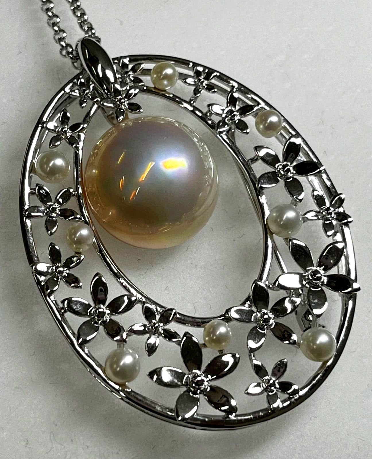 TASAKI necklace brooch featuring a 1.5 cm Mabe pearl set in silver 925 with a 32 cm chain