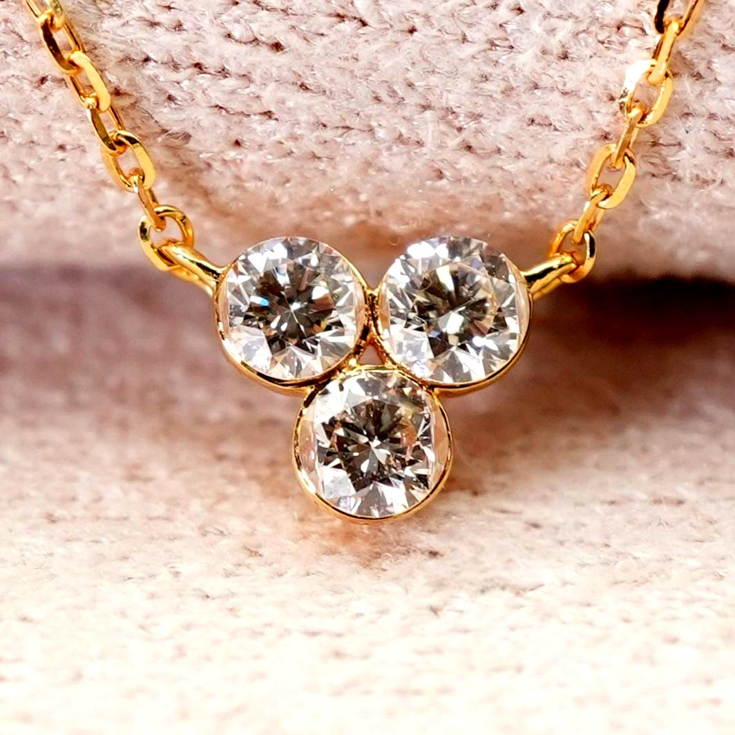 Agete K18 3-P diamond necklace featuring 0.15 carats diamonds on a delicate gold chain