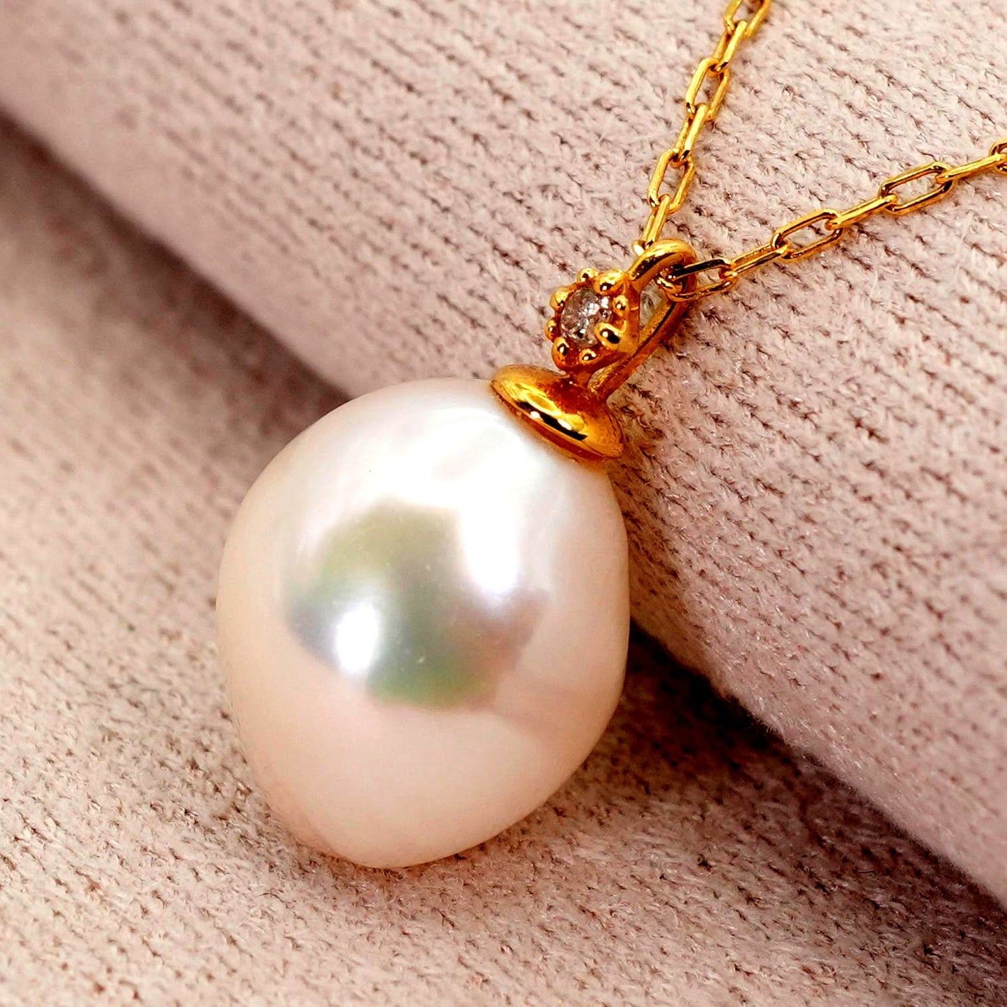Agate K18 gold necklace pendant with diamond and freshwater pearl on a white background