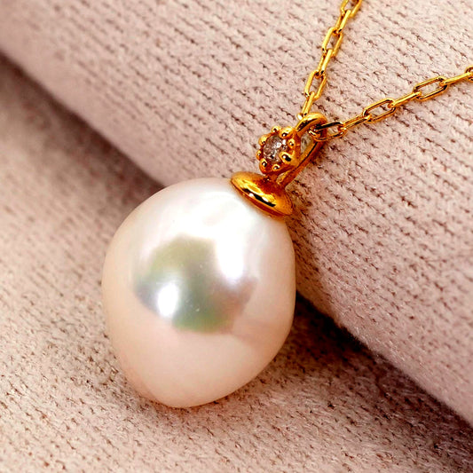 Agate K18 gold necklace pendant with diamond and freshwater pearl on a white background