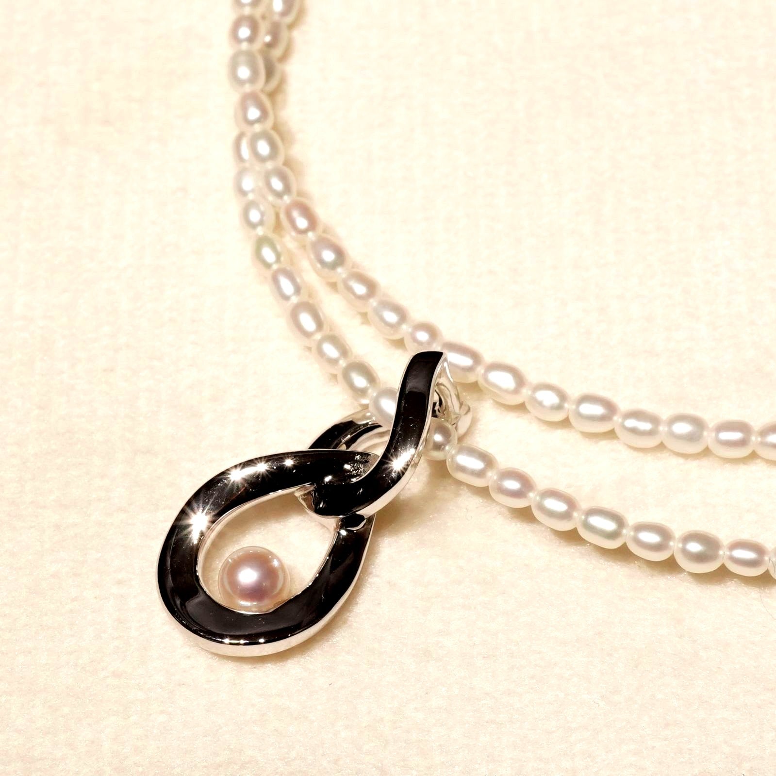 Mikimoto pearl pendant necklace with 18K white gold chain and silver pearl top, model 25-3060