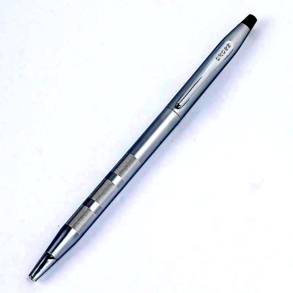 Kuro Cross rotating silver ballpoint pen with classic brush finish, length 133mm, diameter 7.7mm