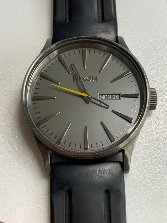 NIXON R7-1514 Quartz Men's Watch — Japanese