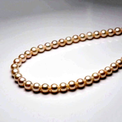Akoya pearl necklace with 7.5-8mm white pearls and silver clasp measuring 42cm length