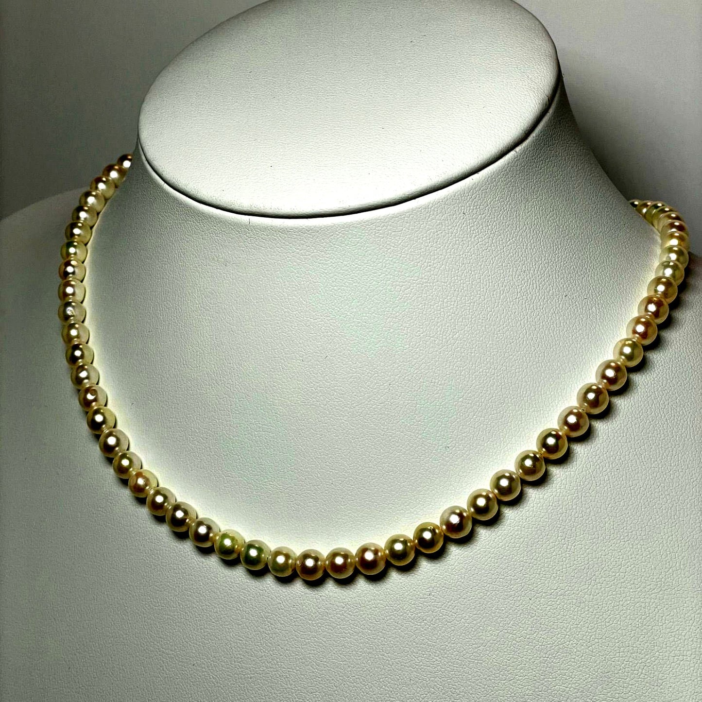 Akoya pearl necklace featuring 5.5-6.0mm pearls with a 42cm length on a white background