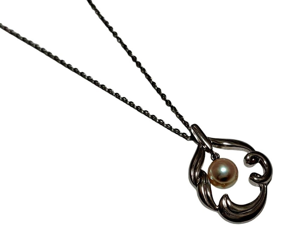 Silver necklace with pearl pendant measuring 2x2.8cm on a 40cm chain