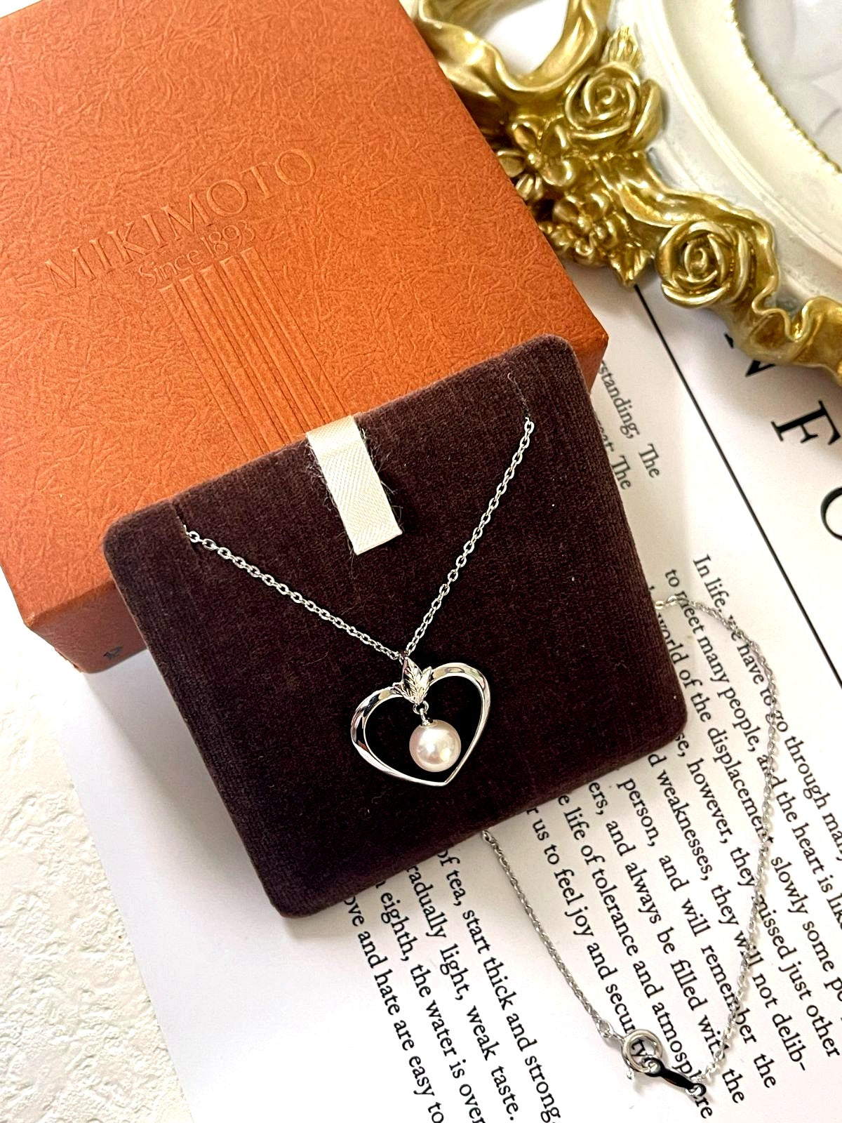 MIKIMOTO Necklace featuring 6.9mm Akoya pearls with a 40cm silver chain