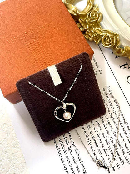 MIKIMOTO Necklace featuring 6.9mm Akoya pearls with a 40cm silver chain