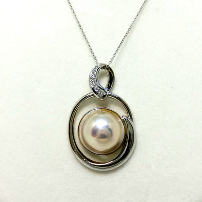 Tasaki Pearl K18WG white gold pendant top with 16mm Malas pearl and six small diamonds totaling 0.09ct